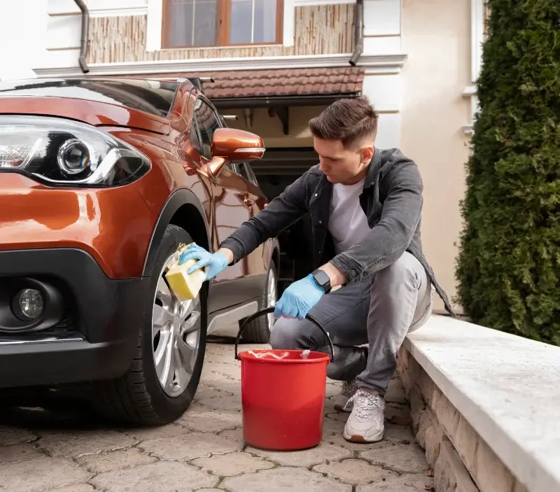 Lavage auto à domicile Cize : professionnel intervenant sur un véhicule